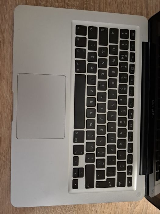 MacBook Pro 13" 2010 SSD 256GB + зарядно + мишка (работещ)