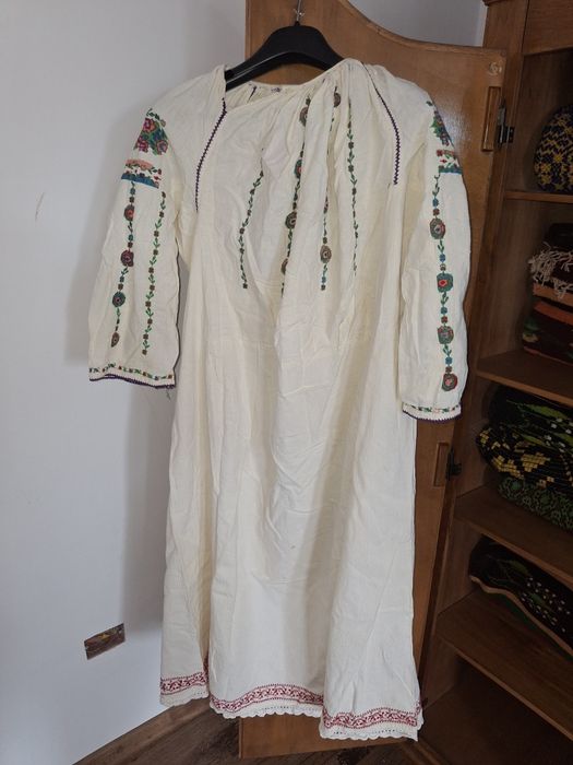 Vând cămăși vechi  din pânză cusute manual