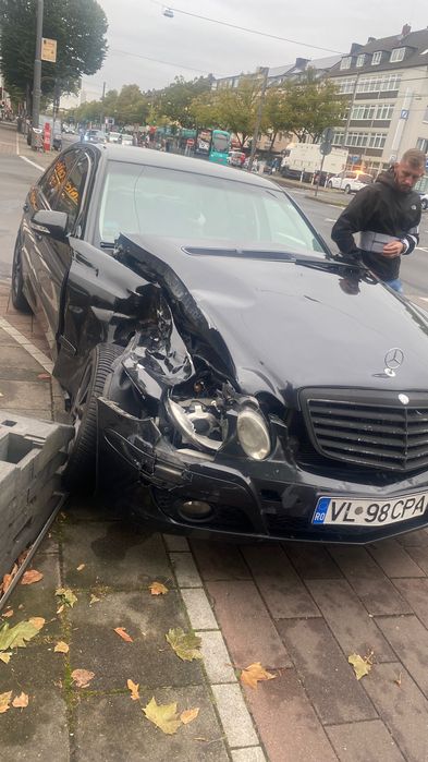 Vând Mercedes e class w211 lovit pe partea dreaptă