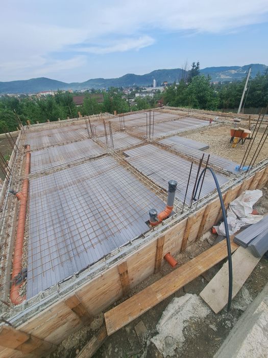 Teren+ casă în construcție