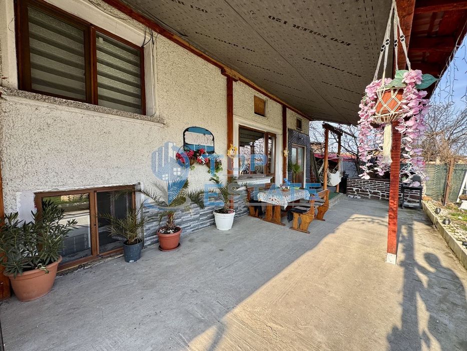 Обзаведена тухлена къща с прекрасен двор в град Полски Тръмбеш, облас