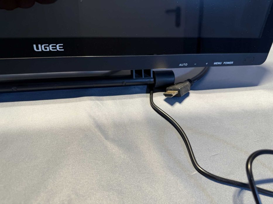 monitor grafic cu ecran interactiv UGEE UG-2150.