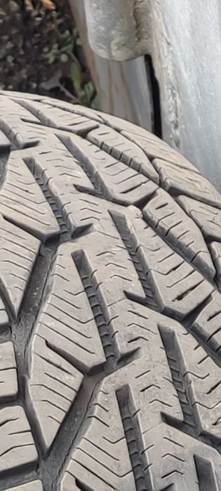 Зимние шины 215/70 r16