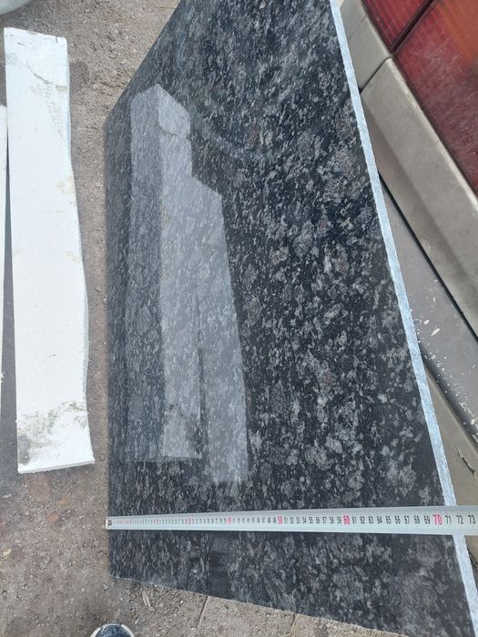Камък Гранит  две парчета всяко едно от който с размер 107/70.5 см.