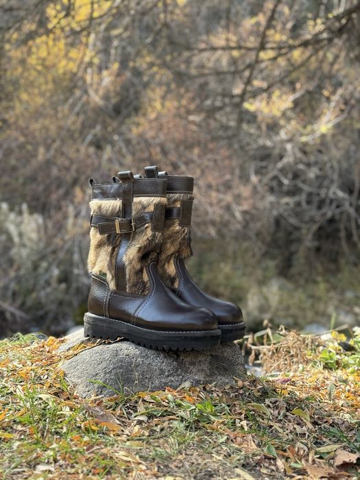 Монгольские унты-они выполнены из натуральной кожи, собачьего меха