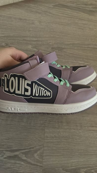 Продам кроссовки для девочки