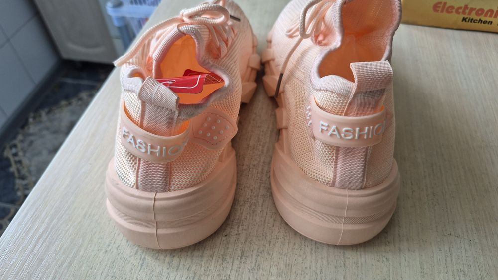 Новые кроссовки р 37.5-38.