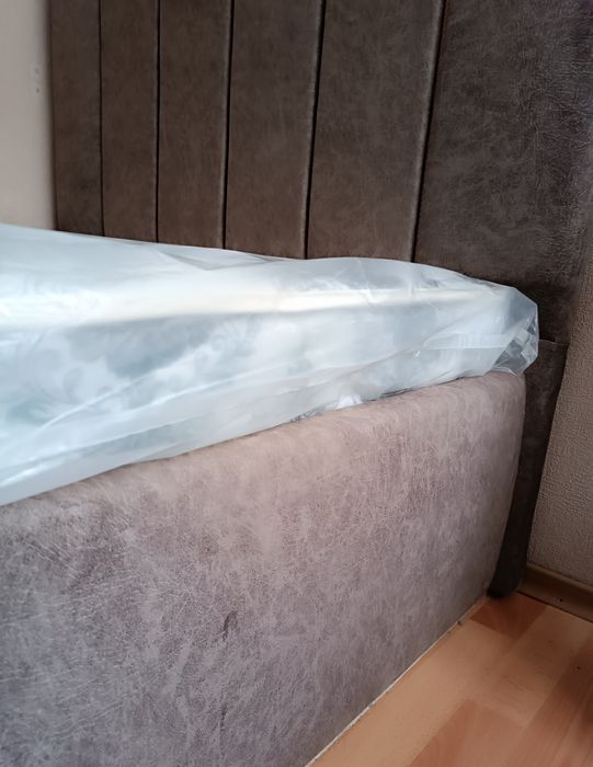 Кровать с абсолютно новым матрасом