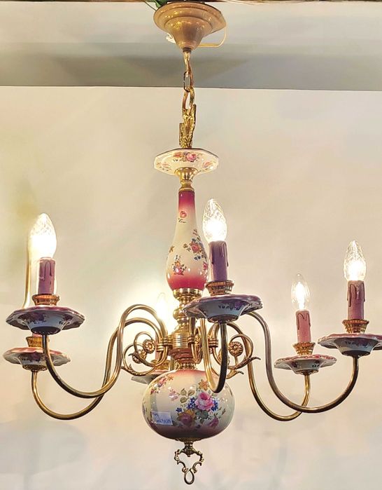 Порцеланов полилей с флорална декорация и месингови елементи