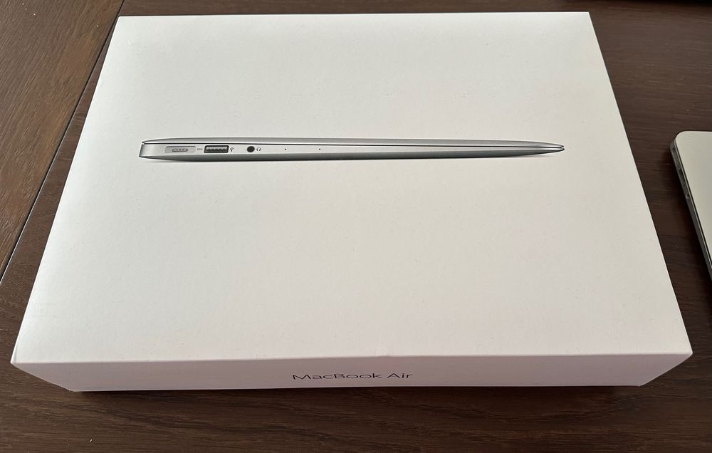 MacBook Air 13.3 inch intel core i3, 8 ram