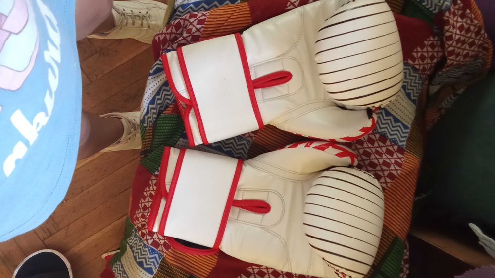 Екипировка за Кик бокс в отлично състояние,за най-малките  размер 10,s