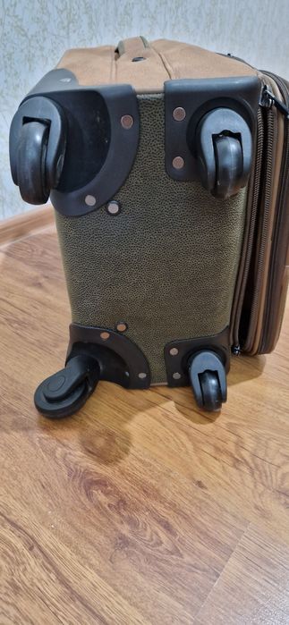 Продам дорожный чемодан