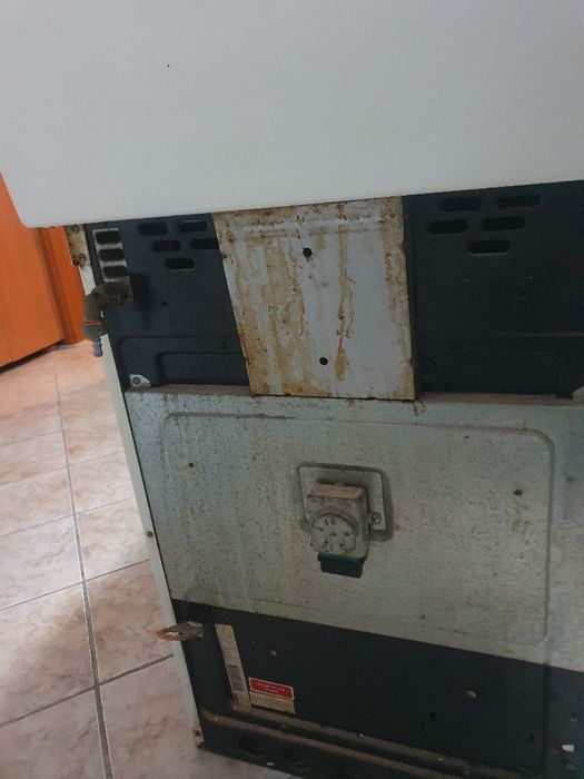 Vând aragaz zanusi cu gril electric