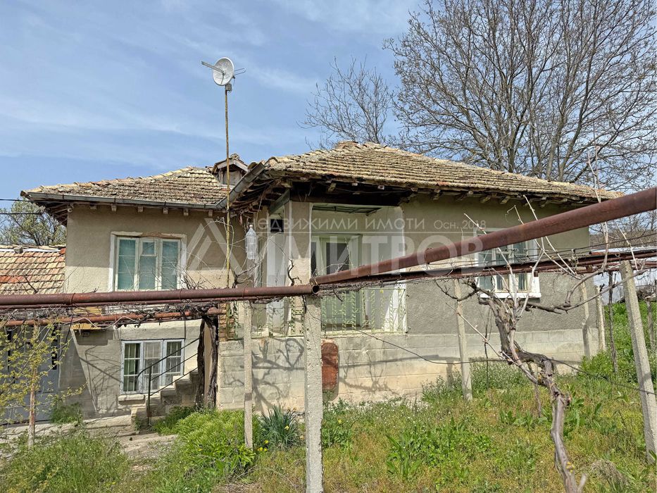 Продава автентична селска къща с кладенец в с. Памукчии, общ. Нови пазар (обл. Шумен).