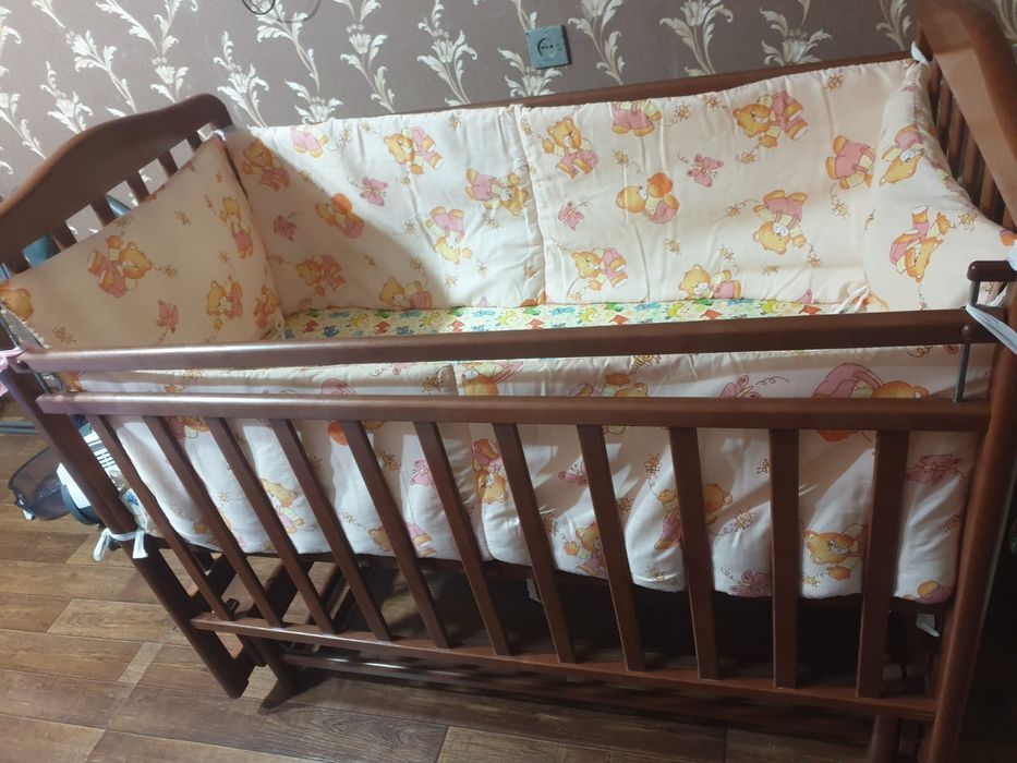 Кроватка детская с маятником