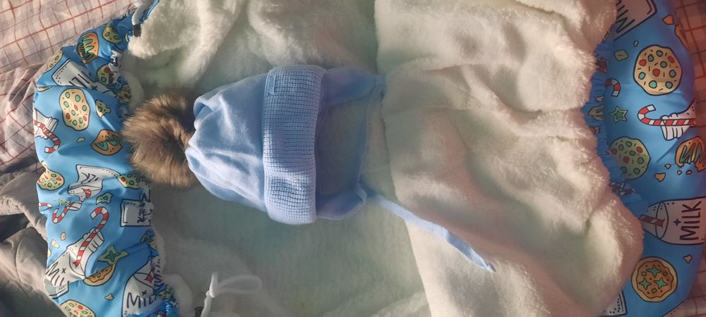 Продам комбинезон на выписку.