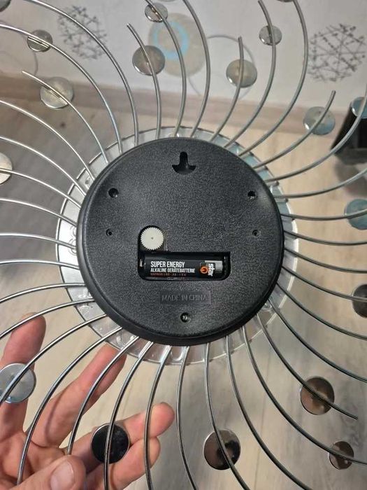 Стенен часовник с кварцов механизъм, модерен дизайн, 50 см