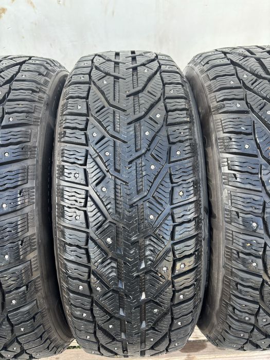 Шины зимние 215/60 R17