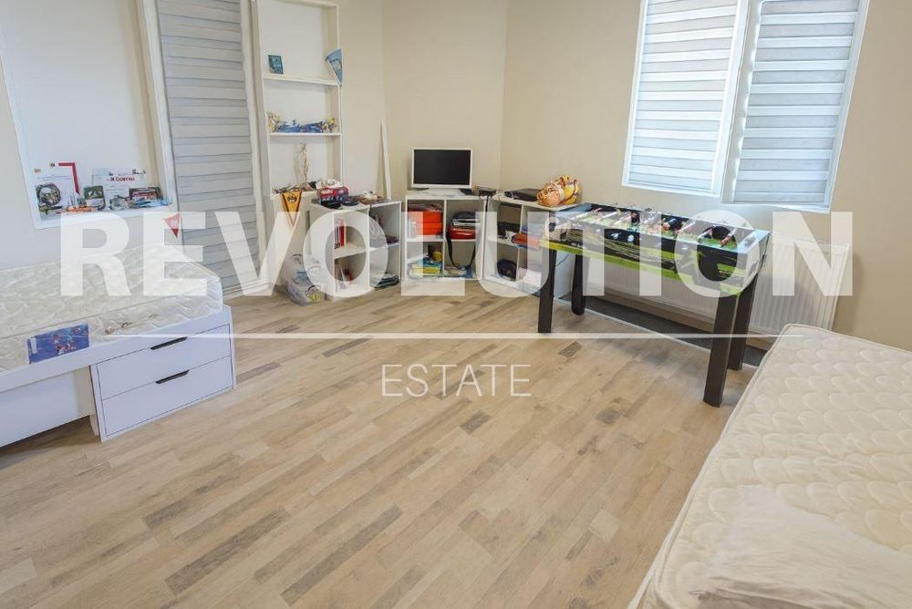 Къща в район извън Варна!