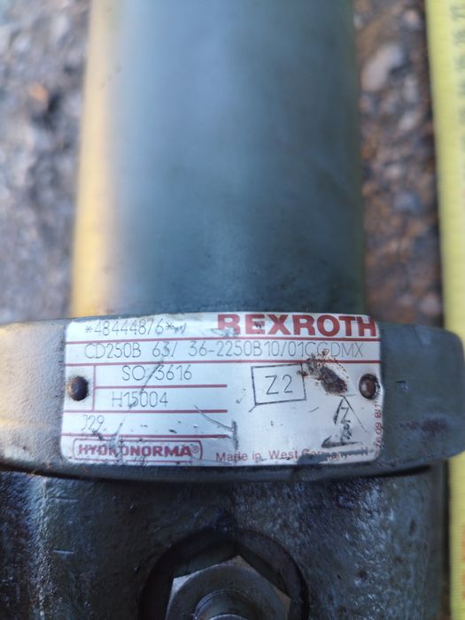 Продавам 2 бр. Тежкотоварни Хидравлични Цилиндри Rexroth Hydronorma (250 bar, ход 2250 mm)