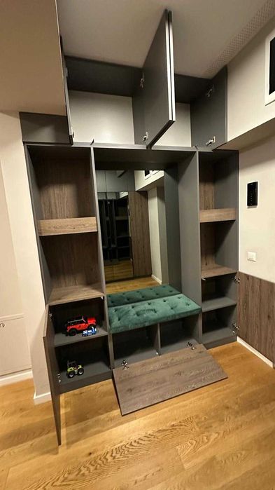 Vând Mobilier Premium de Hol: Dulap banchetă, Dulap umerașe, Dulap