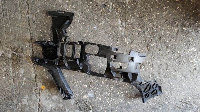 Държач за фар и пластмаси около него за Мерцедес W204 C класа 20015