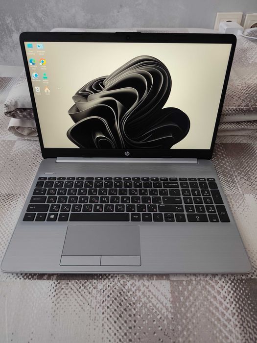 Лаптоп HP 255 G8 / Ryzen 5 / 16GB RAM / 512GB SSD / С чанта и мишка