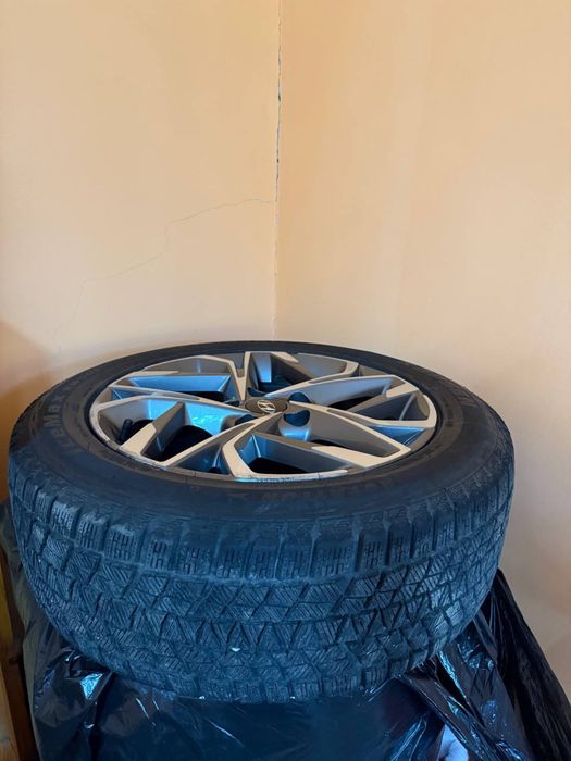 Продам зимние шины с дисками 215/55/17
