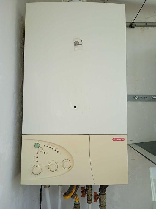 Работещ двуконтурен газов котел Ariston 24KW