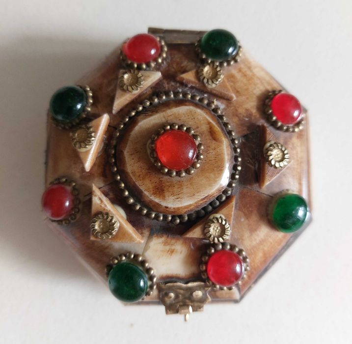 Шкатулка кость. Костяная коробочка