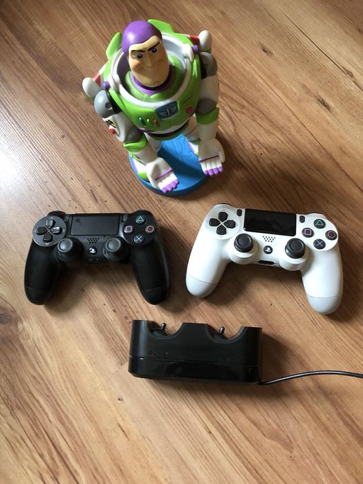PlayStation 4 Pro 1tb с VR и камера, контролери и игри
