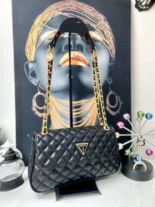Geanta Guess saculet si punga de cadou incluse