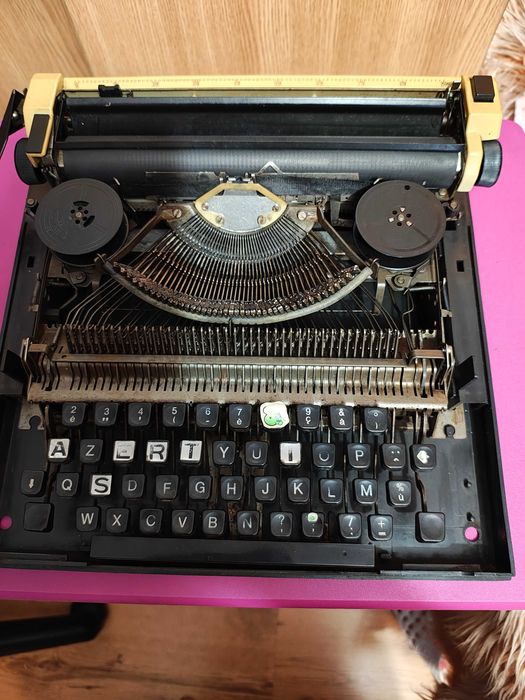 Mașină de scris portabilă (funcțională)