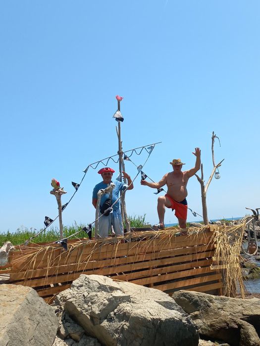 Давам за нощувки оборудвани каравани, първа линия море, собствен плаж
