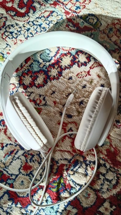 Наушник с  проводом