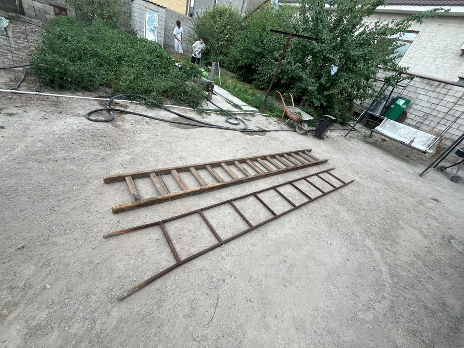 Лестница деревянная и железная