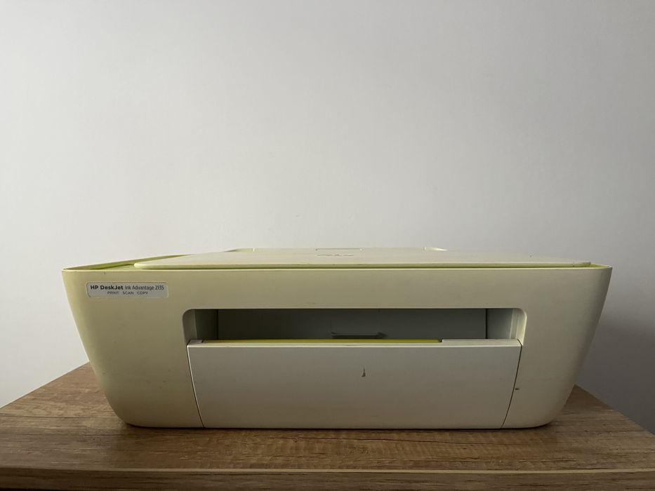 imprimanta de culoare alba