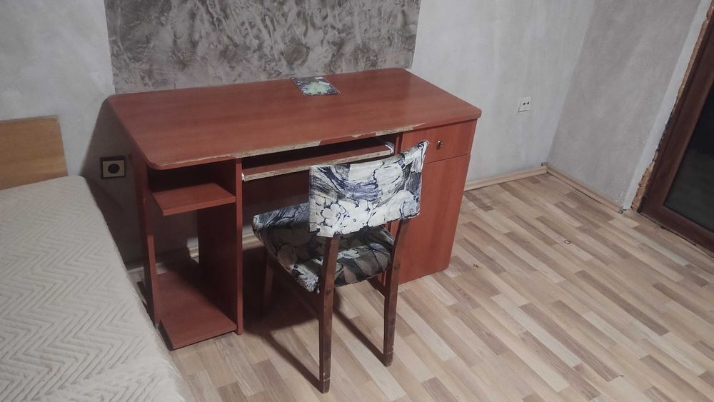Подарявам 2 броя легла с пружина, маса , бюро