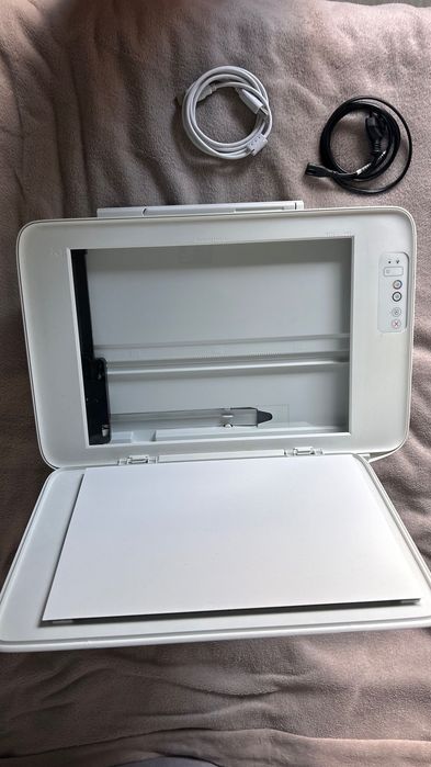 Imprimantă multifuncțională HP DeskJet 2320 – stare impecabilă, cu cabluri incluse