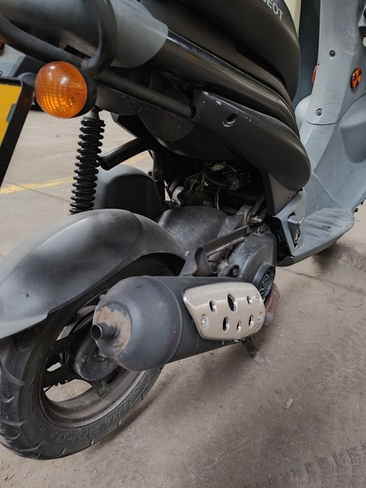 Scuter Peugeot fara permis, limitat 25hm/h