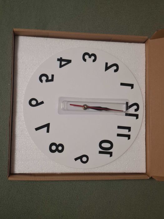 Ceas de perete negru pentru saloane de coafură și frizerii.