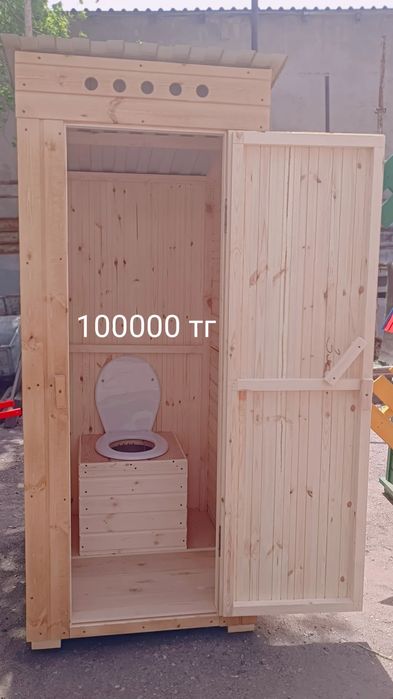 Деревянный уличный туалет.