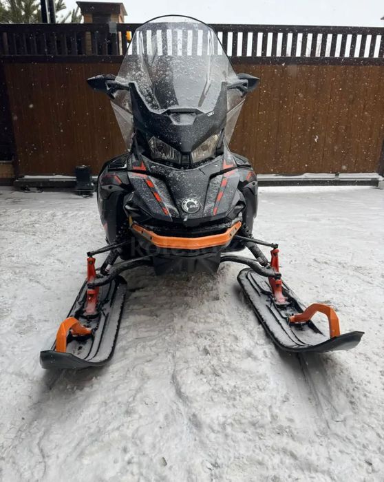 Снегоходы и квадрациклы со склада