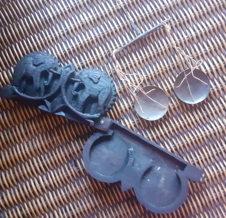 Колекционерска старинна теглилка в дърворезбована кутия