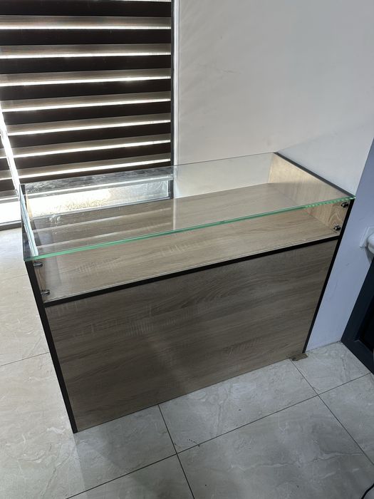 Писменный стол для офиса или магазина