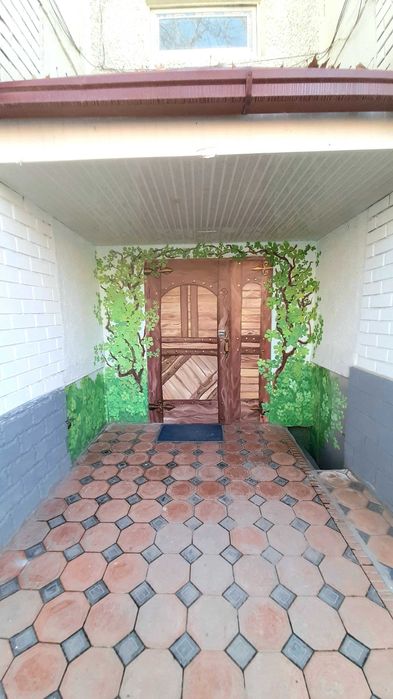 Роспись стен в подъездах, на лестницах,фасадов домов,детских площадок.