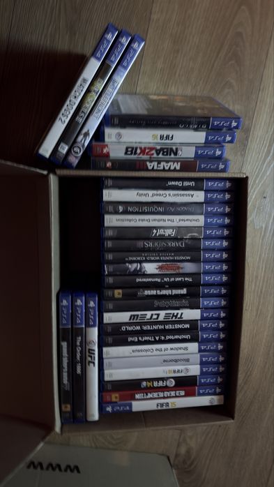 PS4 1TB + PS VR пълен комплект + 2 Move  палки + 4 джойстик + 30 игри