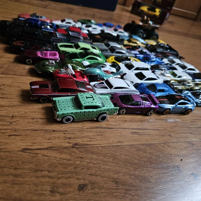 Кутия Hot Wheels и Matchbox  колички.