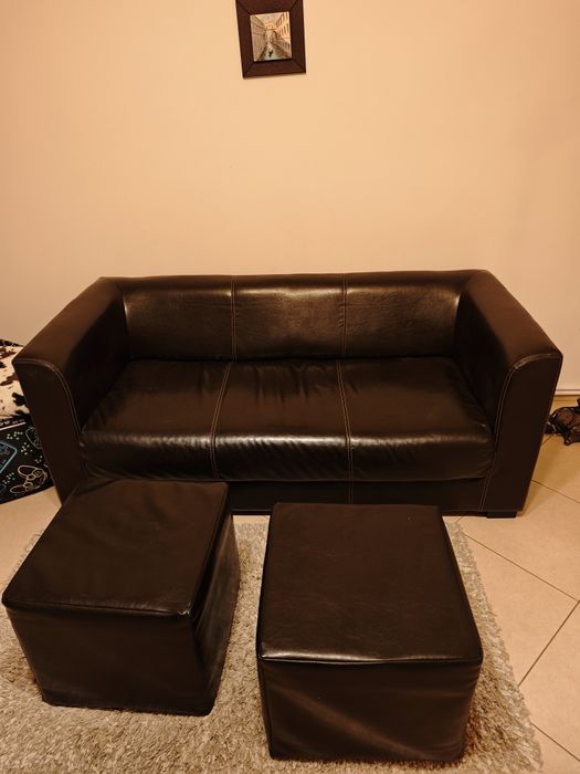 Vând canapea din piele ecologica cu 2 tabureti