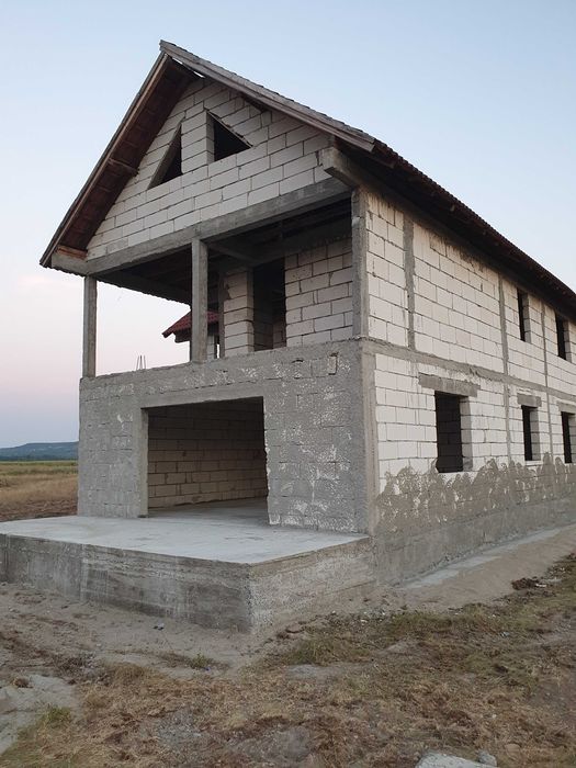 Casa la rosu de vanzare